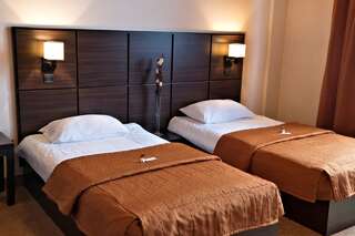 Отель Hotel Aurelia Тимишоара Двухместный номер с 2 отдельными кроватями и дополнительной кроватью-5